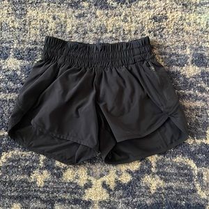 Lululemon Tracker Mid Rise Short 4